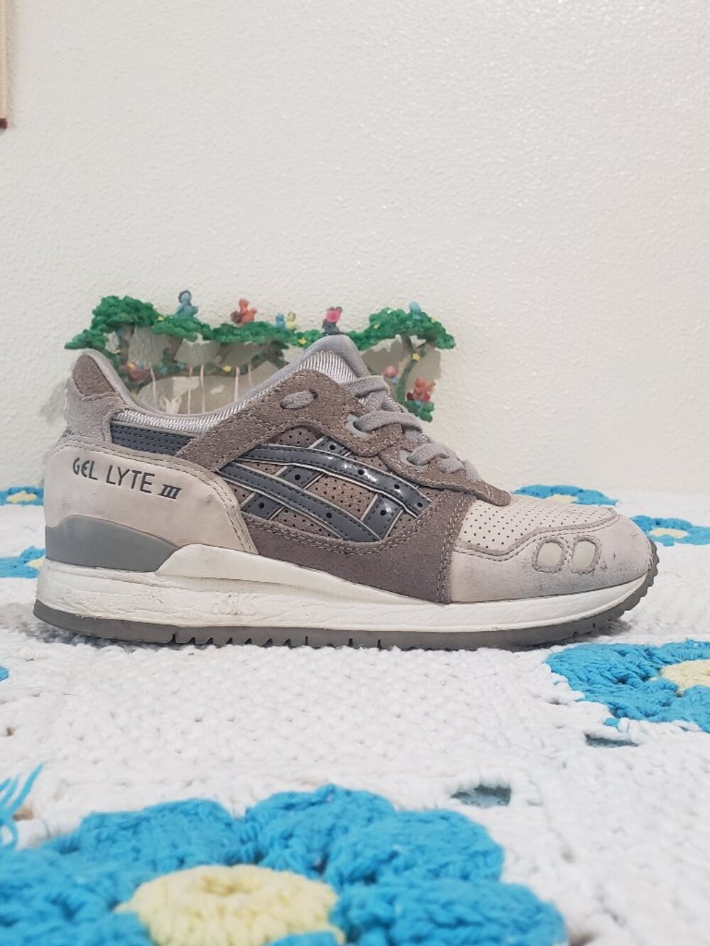 ASICS neutral sneakers - EU size 36.5, US size 6 - mistmatched shoe laces